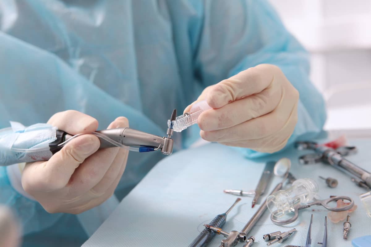 Adiție de os și implant în aceeași zi. Când este posibilă această procedură?