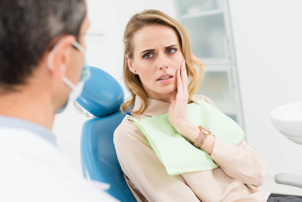 pacienta cu durere dentara in cabinetul de stomatologie